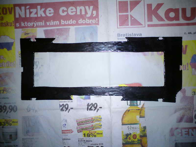 takto nejako vyzera ten papundekel, na vyrovnanie okraja nasavania do vetrania, namiesto tych zarezov by boli lepsie oka dovonka. Jednak to bude  pevnejsie a takisto aj bude o co uchytit silonku